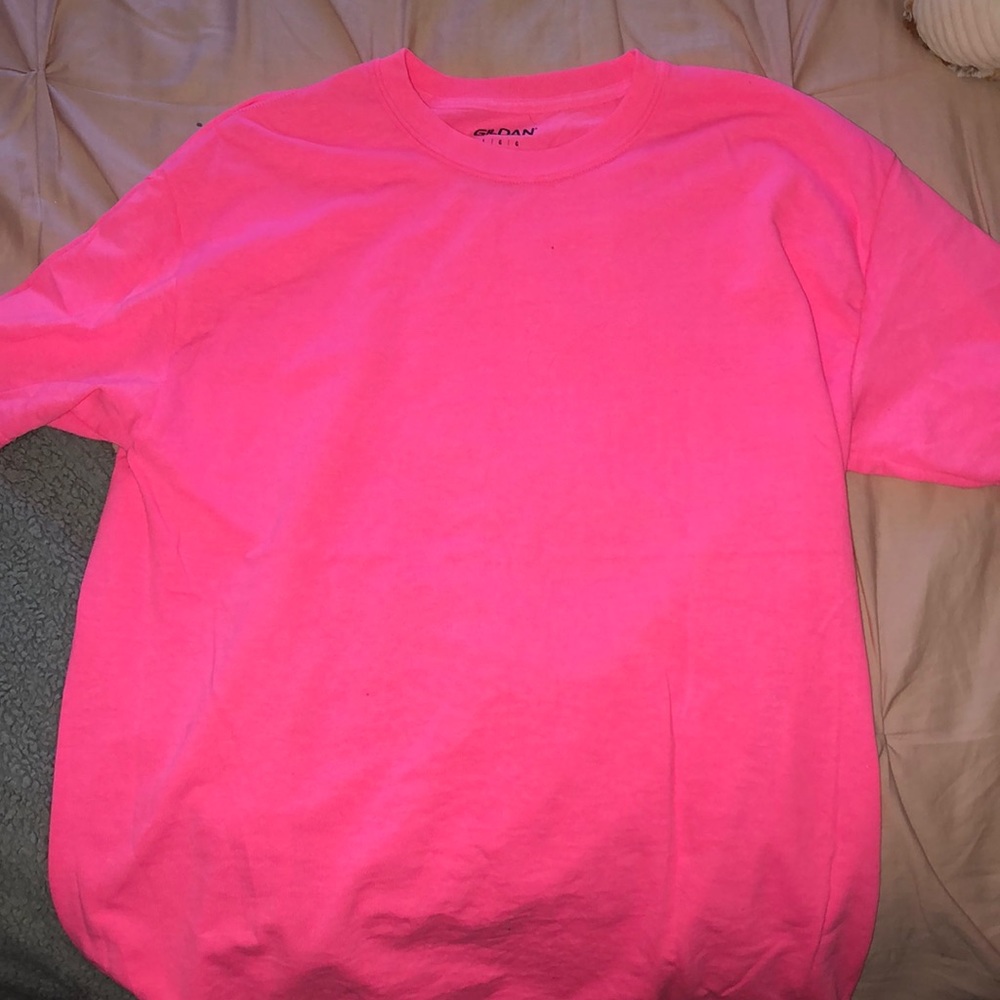 Hot pink gildans Tshirt
